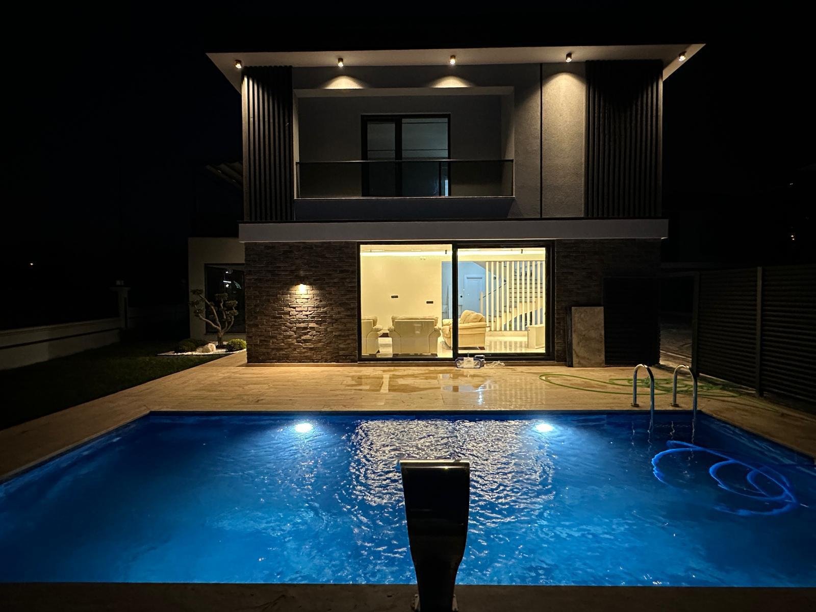 Sapanca’da Özel Alanlı, Private Havuzlu Lüks Satılık Villa